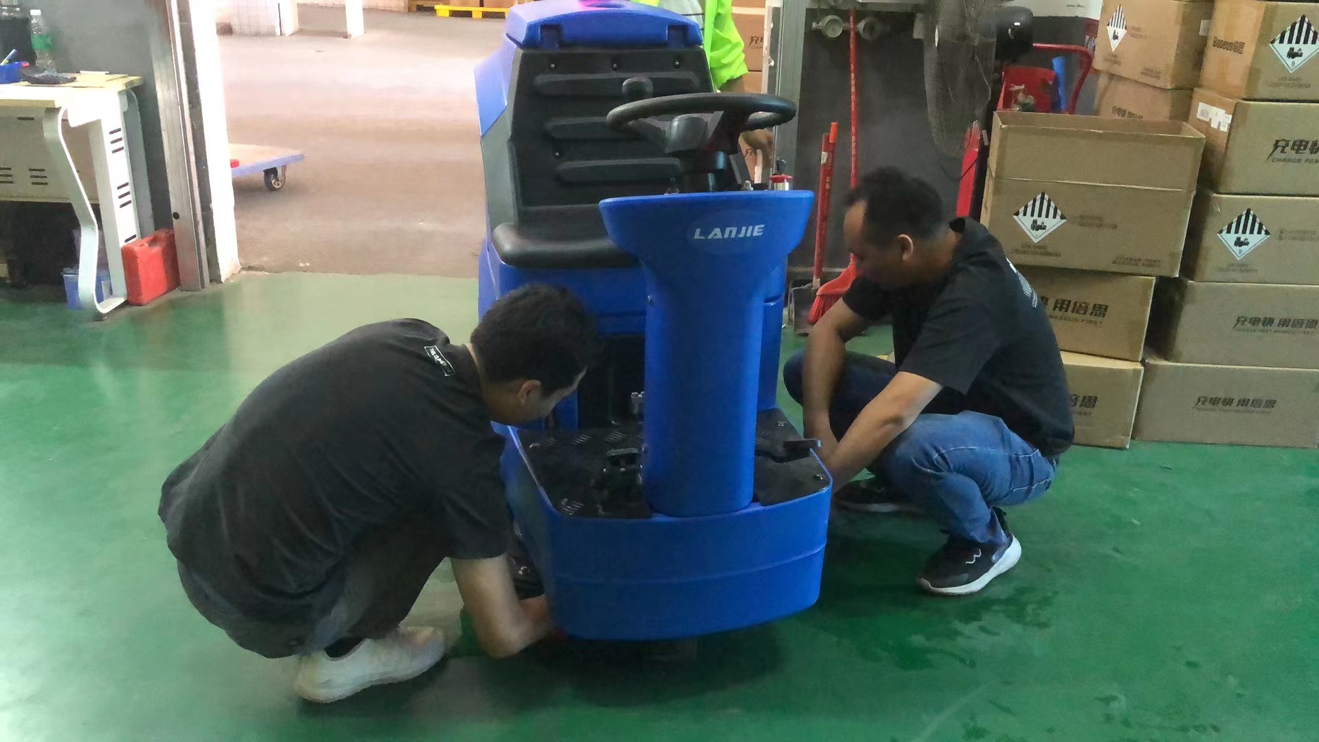 工厂采用驾驶式洗地机做清洁(图1)