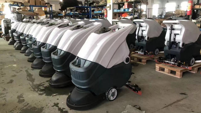 手推式洗地机:办公大厦的清洁“好帮手”