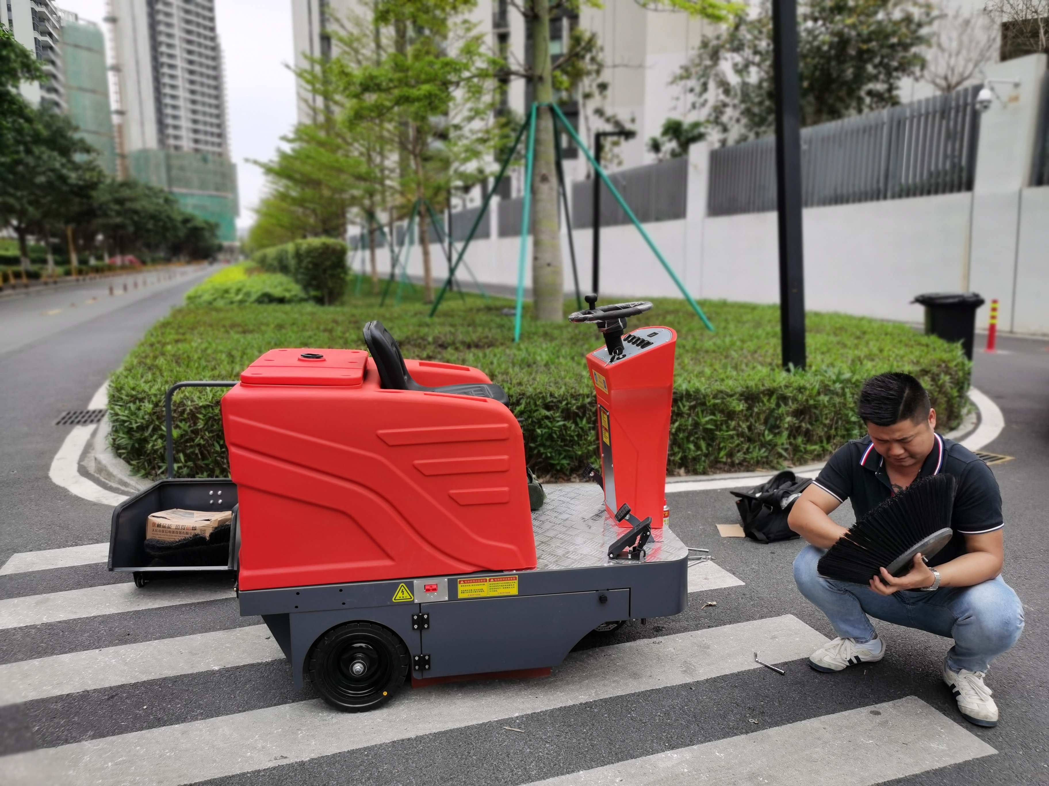 洁臣士扫地车:物业小区清洁的高效得力助手