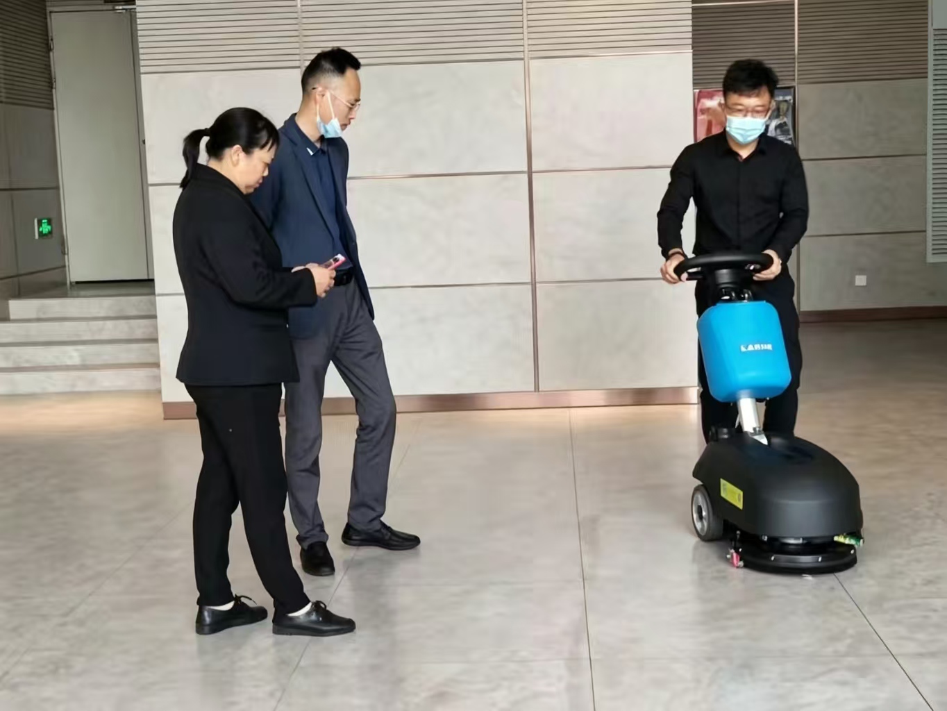 洁臣士小型洗地机